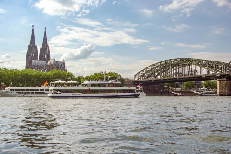 KölnTourist Rheinfahrt auf dem Rhein